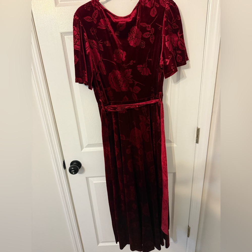 Elegant Red Midi Wrap Dress - Picture 4 of 4